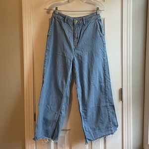 Topshop Wide Legged Cropped Jeanss. Light Wash. Size 26.